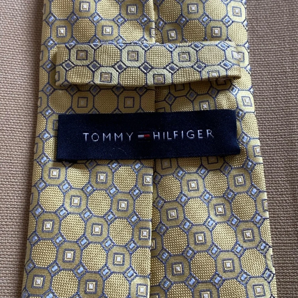 Tommy Hilfiger Mens Yellow Blue Geometric 100% Silk Tie 3 1/4